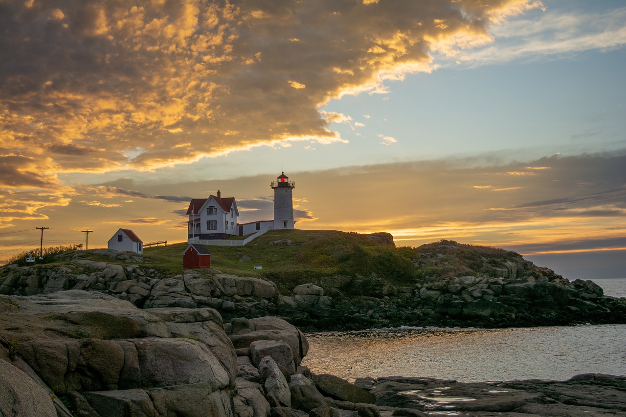 lighthouse, sunrise, goldenlight-4931925.jpg