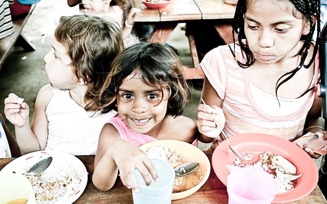 orphans, kids, eating-411949.jpg