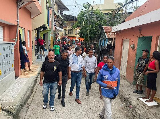 Residentes de San José de Mina, en Santiago, marchan en reclamo de la expulsión de los haitianos, con la advertencia de que, si las autoridades no lo hacen, la ejecutarán ellos mismos.