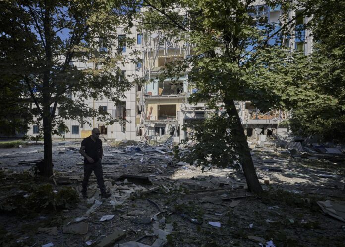 Un hombre camina entre escombros en el lugar de la oficina dañada de la Fundación Suiza para la Acción contra las Minas (FSD) después de un bombardeo en Járkov, noreste de Ucrania, el 24 de julio de 2024, en medio de la invasión rusa.