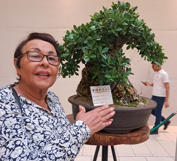 Jeannete Cordero muestra su bonsai.