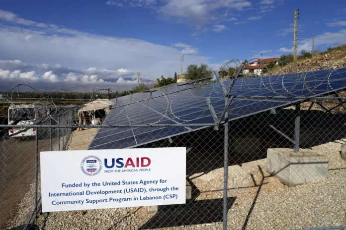 Paneles solares financiados por la Agencia de Estados Unidos para el Desarrollo Internacional en la aldea de Majdal Anjar en el Líbano, el 9 de noviembre del 2022. (Bilal Hussein / Associated Press)