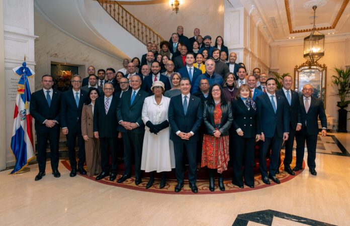 Miembros de la prensa y ejecutivos de la entidad bancaria participación en el encuentro en el cual se resaltó el liderazgo del Banco Popular en el financiamiento del turismo dominicano.