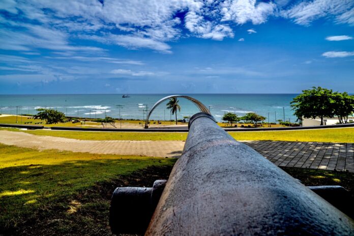 Desde lo alto de la Fortaleza San Felipe, la mirada se pierde entre el azul del cielo y el Atlántico. El antiguo cañón, que alguna vez vigiló la costa, hoy parece apuntar hacia una de las mayores riquezas de Puerto Plata: su paisaje.