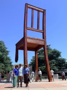 La escultura Broken Chair, cerca de la sede de las organizaciones ínter acionales en Ginebra. Encarna la fragilidad, el desequilibrio y la estabilidad, la brutalidad y la dignidad. Concebida por Handicap International para convencer a la comunidad internacional de la necesidad de prohibir las minas antipersonas. (1997).