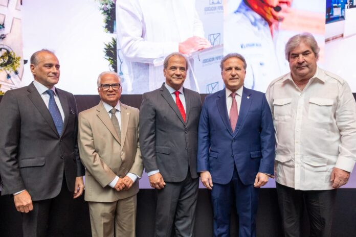 De izquierda a derecha Lawrence Hazoury, presidente de la Junta de Directores de APAP, Luis López, vicepresidente Junta de Directores, y los miembros de la Junta de Directores de APAP, José Esteva, Gustavo Ariza y Manuel Fernández.
